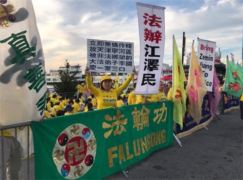 '图11：天津法轮功学员王慧娟在中领馆前呼吁营救家乡同修李国庆一家三口。'