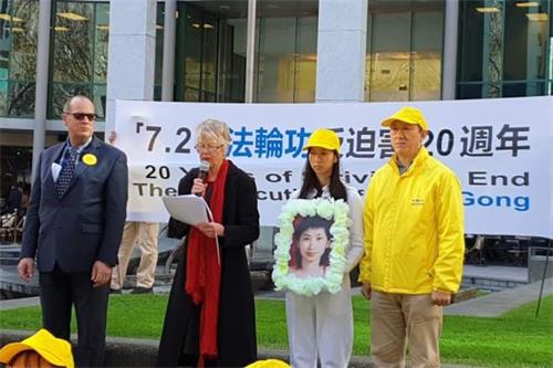 '图：法轮功学员黄国华（右）和女儿参加集会'