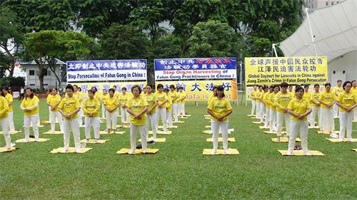 '图1：二零一九年七月十五日下午，新加坡法轮功学员在芳林公园举办反迫害二十周年的纪念活动。图为学员们在集体炼功。'
