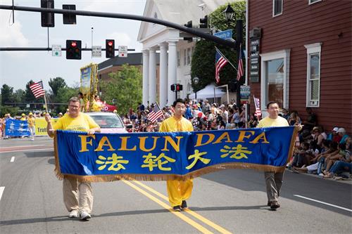 '图7：法轮功学员参加了维吉尼亚州最大规模的独立日游行——费尔法克斯独立日游行（Fairfax Independence Day Parade）。'