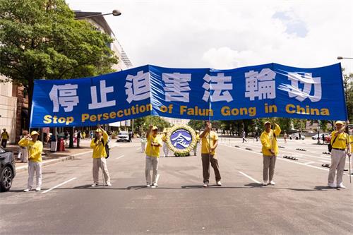 图说：二零一九年七月十八日，法轮功学员在美国首都华盛顿特区举行大游行时打出的“停止迫害法轮功”横幅。
