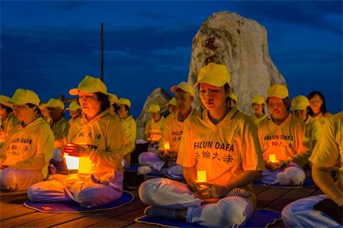 '图3～6：台东法轮功学员在海滨公园举行烛光悼念反迫害。'