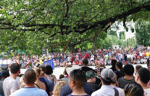 '图6：法轮功学员参加在美国首都华盛顿举行的独立日游行，路边民众喝彩。'