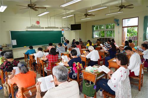 '图2：二零一九年八月十一日，南台湾法轮功学员近千人于屏东里港国中举办秋季一日学法交流，彼此互勉精進实修。上午分小组学法和交流，比学比修查找自己的不足。'