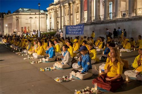 '图1～4：部份欧洲法轮功学员分别在特拉法加广场（Trafalgar Square）举行了烛光守夜活动'