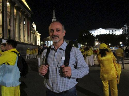 '图7：大学教授马塞洛（Marcello）在特拉法加广场巧遇法轮功学员举行烛光守夜活动，表示支持法轮功学员的活动'