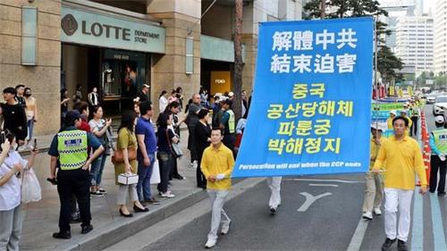 '图5：二零一九年五月十二日，庆祝法轮大法弘传二十七周年，韩国法轮功学员在首尔市中心举行盛大游行活动。'