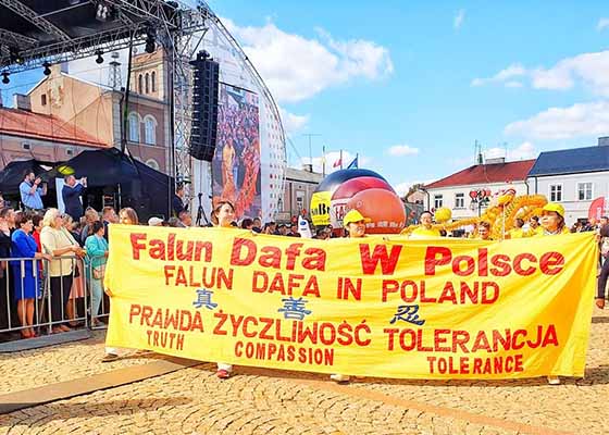 波兰丰收节游行 法轮功受欢迎