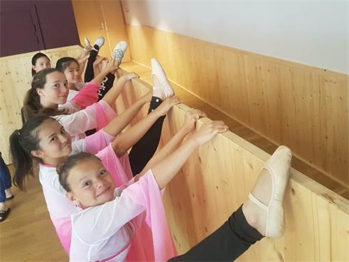 '图2：女生们在做中国古典舞的基本功训练'