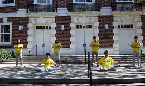 '图1～2：法轮功学员在德拉华州纽瓦克社区日做功法演示。'