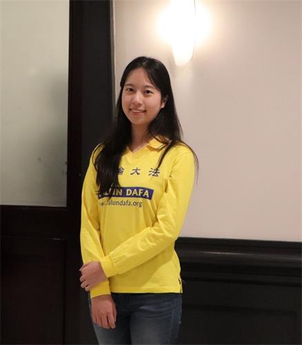 '图4：今年二十二岁的帕婷娜（Purtina Wang）感恩师父让她从新走回修炼。'