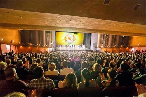 '图3：二零二零一月十一日和十二日，神韵环球艺术团重返加州圣荷西表演艺术中心（San Jose Center for the Performing Arts）上演三场演出。场场爆满。图为一月十一日演出爆满的盛况。'