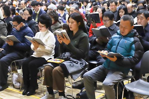 '图3～4：一月五日，法轮功学员在首尔市政府大楼内进行了集体学法和交流活动。'