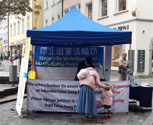 '图1～2：二零二零年十月十日，部份法轮功学员在德国巴伐利亚州班贝格市举办了讲真相活动。'