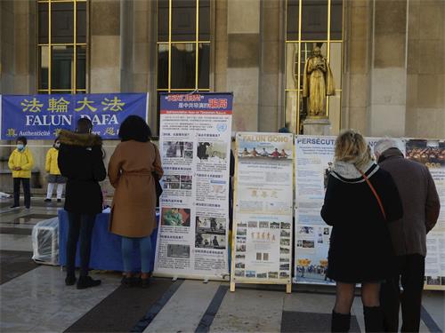 '图1：游人在巴黎人权广场观看法轮功真相展板'
