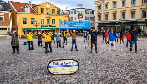 '图1：二零二零年十一月七日，法轮功学员在瑞典林雪平市中心广场举办讲真相活动。'