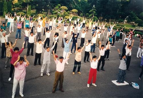 '图4：黄春梅（前排右二）在台湾中正纪念堂炼功。'