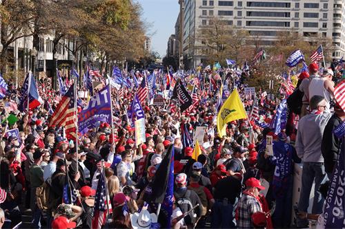 二零二零年十一月十四日中午，数万民众从美国各地来到首都华盛顿，参加支持川普总统的大游行。