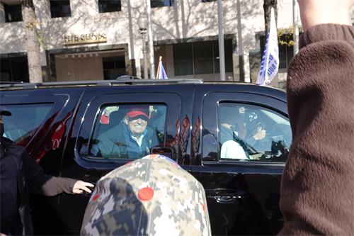 图4：上午十点多，川普总统乘车来到自由广场，他在座车内向民众挥手致意。