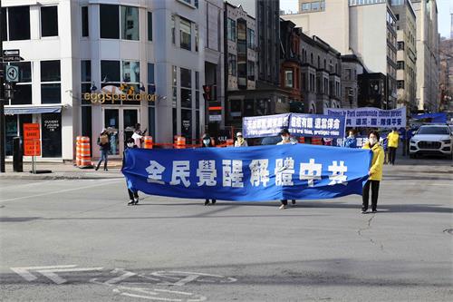 '图1～11：加拿大魁北克法轮功学员在蒙特利尔市中心举行声势浩大的反迫害、声援三退大游行'