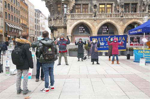 图1：二零二零年十二月七日，法轮功学员在德国慕尼黑市中心玛琳广场（Marienplatz）举办活动，展示法轮功学员长达二十一年的反迫害之路。