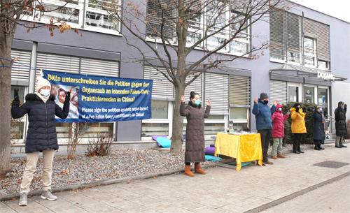 图4：二零二零年十二月十日国际人权日，法轮功学员在慕尼黑中领馆前抗议迫害。