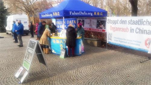 图6：二零二零年十二月十一日，法轮功学员在自由慕尼黑广场（Münchner Freiheit）举办讲真相活动。