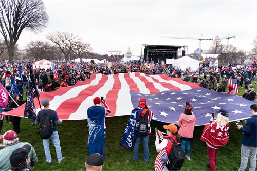 图5：参加集会的民众展开巨型美国国旗，进行祈祷，他们祝愿：神护佑美国，护佑川普总统。