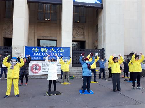 十二月六日法轮功学员在人类博物馆前举办反中共迫害活动