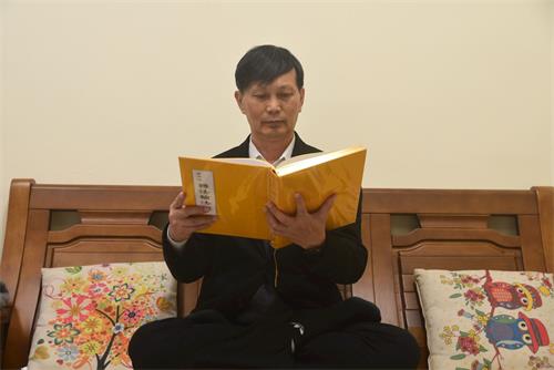 '图2：廖伟辰在读法轮大法书籍，表示他已拥有生命中最珍贵的财富。'