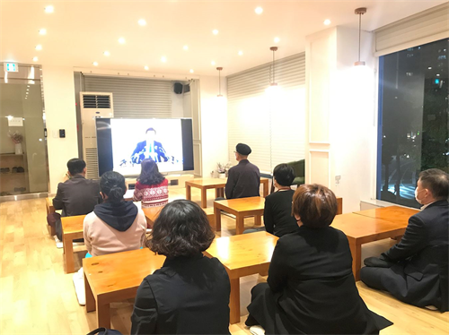 '图1：晚班：新学员观看师父广州讲法录像'