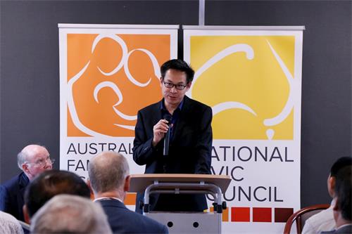 '图2：维州法轮功学员邓先生（Tang）在澳洲全国公民委员会（NCC）本年度全国会议上发言。'