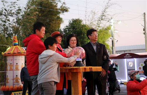 '图4：法轮大法学会理事长张锦华（右三）及来宾参与点灯仪式。'
