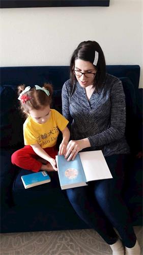 '图5：报纸美编Diane Benedetti和3岁的女儿。（Diane Benedetti提供）'