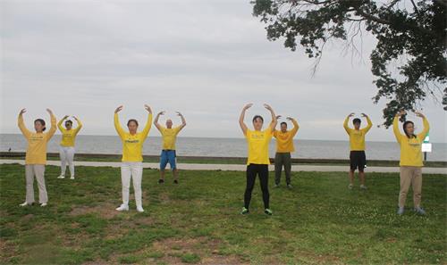 '图5：坦帕地区学员在圣彼得堡海边公园炼功，庆祝世界法轮大法日'
