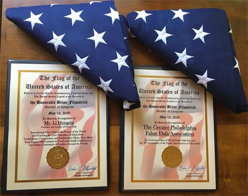 '图6：菲茨帕特里克议员办公室将513在美国国会大厦上空飘扬过的两面国旗和褒奖证书赠予大费城法轮大法学会。'