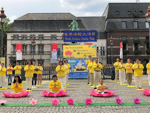 '图1：法轮功学员在杜塞尔多夫庆祝世界法轮大法日'