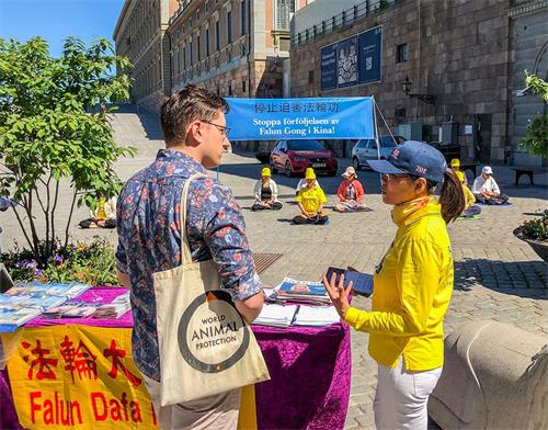 '图1：二零二零年六月十三日瑞典部份法轮功学员在斯德哥尔摩市中心国会大厦旁的钱币广场举办讲真相活动。'