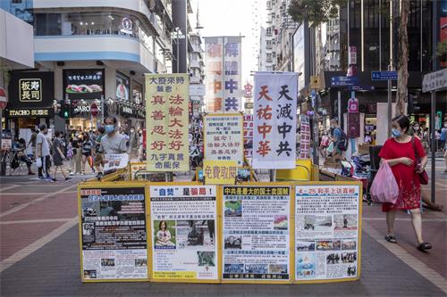 图4～5: 香港景点，挂有“天灭中共”“停止迫害法轮功”、“法轮大法好”的标语及真相展板，让民众了解更多的法轮功真相。