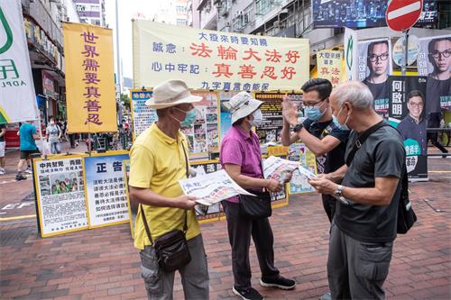 图8：香港法轮功学员坚持继续讲真相，受到港人、议员的赞赏。何启明（右二）向法轮功学员表达赞佩对法轮功学员的坚定，并应向法轮功学员学习。