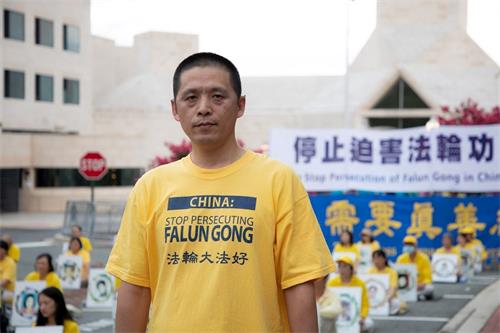 '图8：二零二零年七月十七日，来自吉林的建筑师赵庆凯参加在中共驻美大使馆前的集会。'