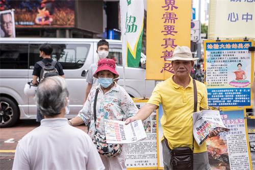 '图6～8：港版国安法通过后，香港法轮功学员坚持如一继续在各景点讲真相，让香港市民了解法轮功受迫害真相。'