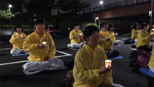 '图8～9：江户川区炼功点学员举行烛光守夜活动'