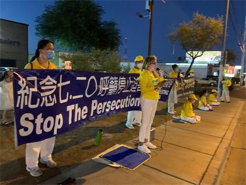 '图1～2：二零二零年七月十七日晚，美国拉斯维加斯的部份法轮功学员汇集春山路，在中国城的對面，举办纪念7.20反迫害二十一周年活动'