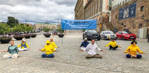 '图1：二零二零年七月二十一日，瑞典法轮功学员在斯德哥尔摩市中心的钱币广场上举办讲真相活动。'