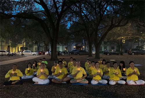 '图1：法轮功学员在奥兰多市中心的尤拉湖（Lake Eola）公园举办烛光守夜活动'