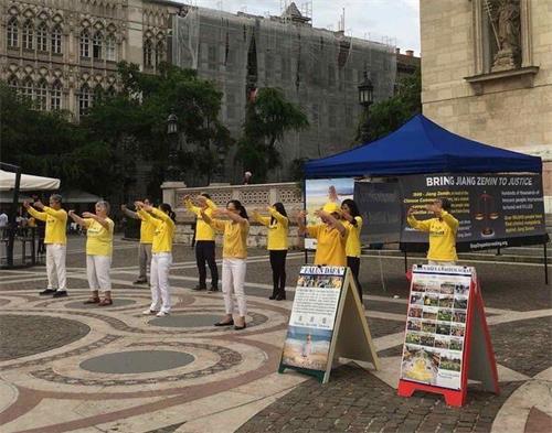 '图1：法轮功学员在布达佩斯的圣安德斯万广场举办讲真相活动。'