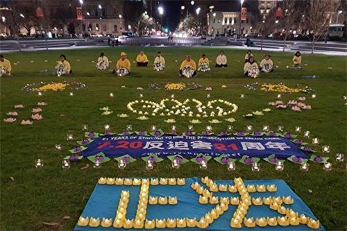 '图1～2：法轮功学员在维多利亚广场举行烛光悼念，抗议中共迫害。'