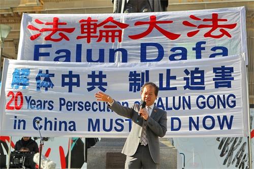 '图4：澳洲越南社区协会主席阮本（Bon Nguyen）先生于二零一九年七月二十日，在墨尔本市中心举行的主题为“解体中共、结束迫害”的集会上发言。'