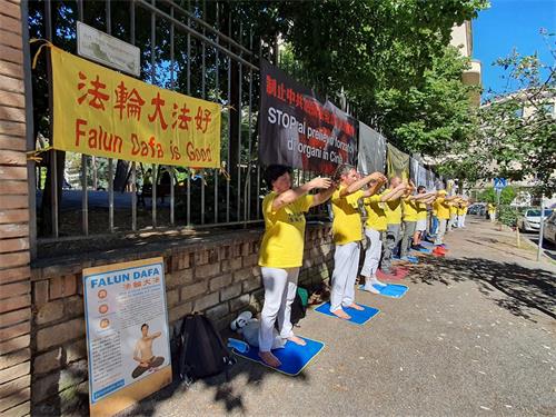 '图1：学员在中共大使馆前炼功，要求停止迫害法轮功。'